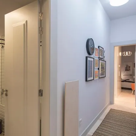 Lovelystay - 3 Bedroom Downtown Wonderwall Apartment Lisbon