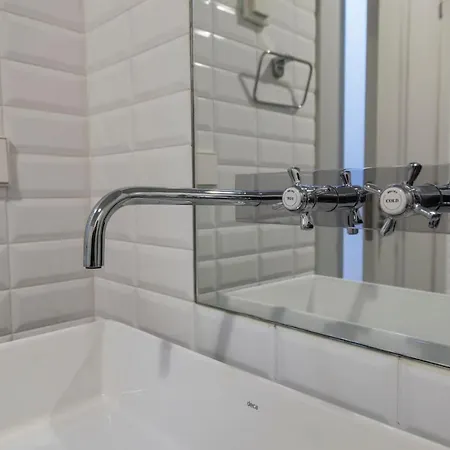 Lovelystay - 3 Bedroom Downtown Wonderwall Apartman *